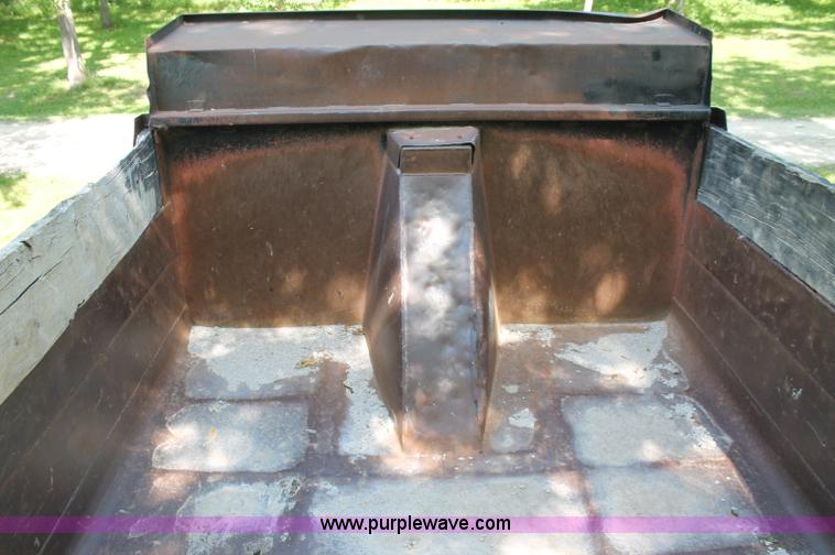 image for item C2513 2000 Ford F750 XL Super Duty single axle dump truck