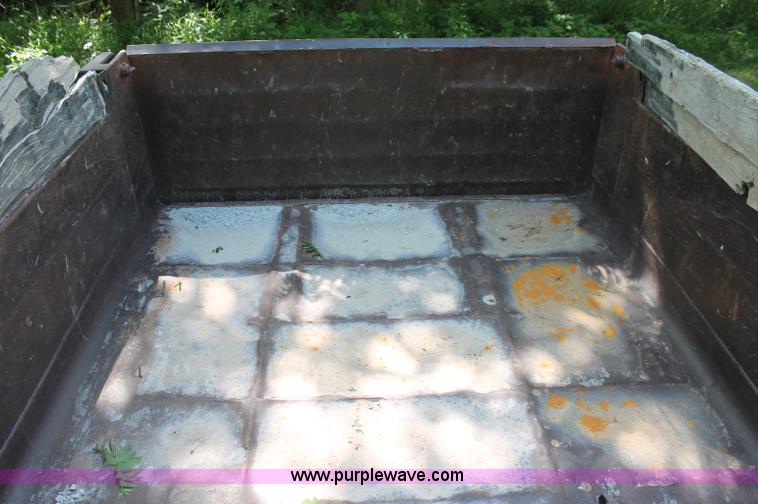 image for item C2513 2000 Ford F750 XL Super Duty single axle dump truck