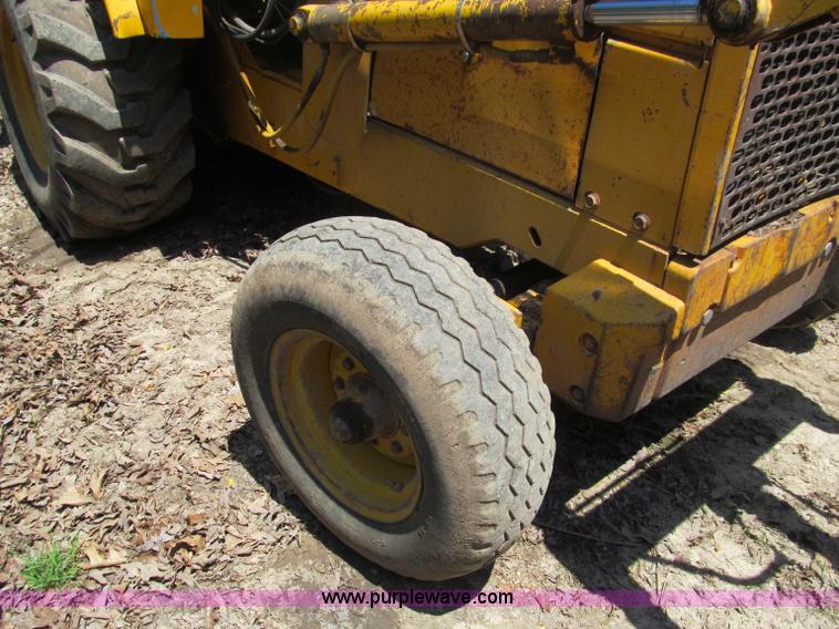 image for item D3279 1986 John Deere 410C backhoe