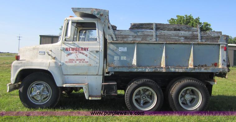 image for item D5524 1971 Ford 6000 dump truck