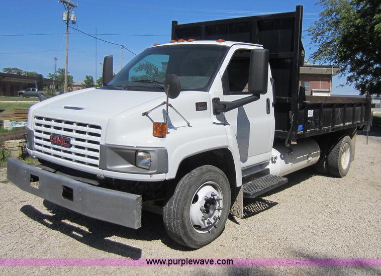 image for item D5543 2004 GMC C5500 dump truck