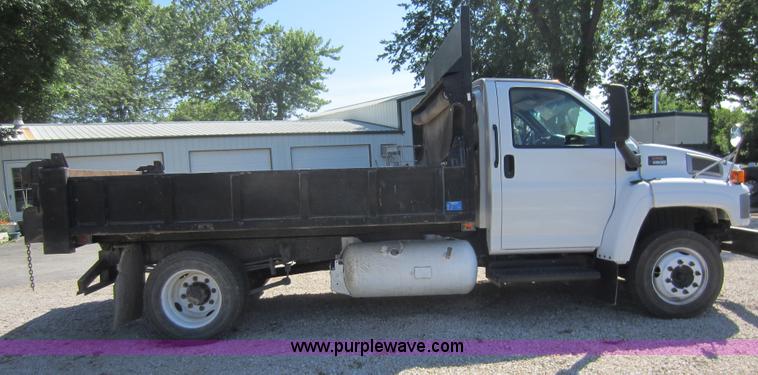 image for item D5543 2004 GMC C5500 dump truck