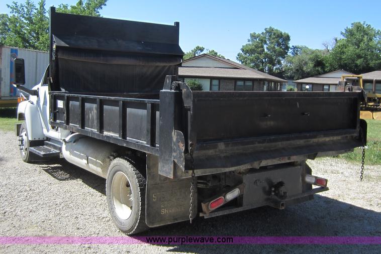 image for item D5543 2004 GMC C5500 dump truck