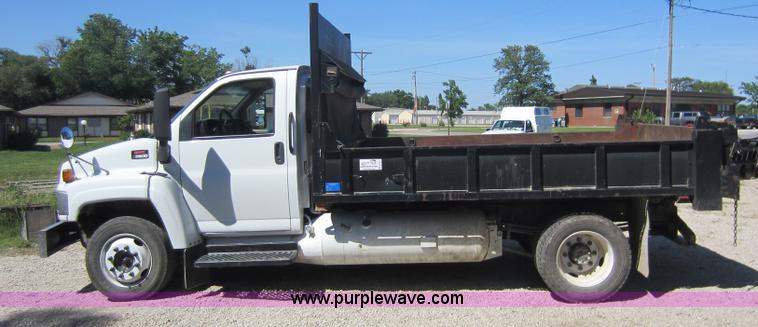 image for item D5543 2004 GMC C5500 dump truck