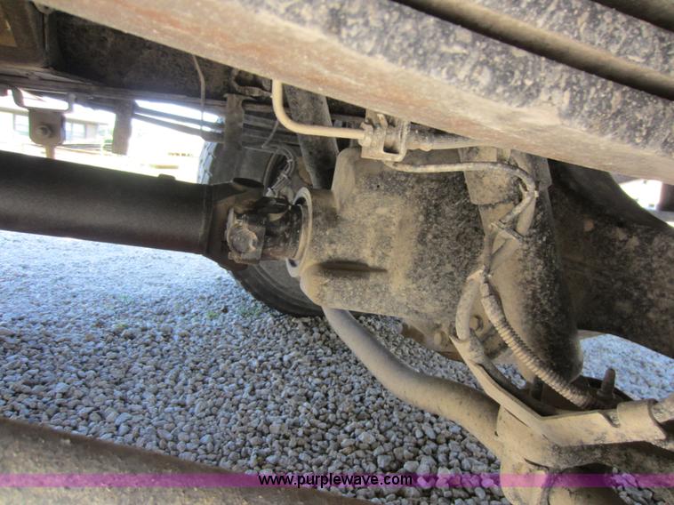 image for item D5543 2004 GMC C5500 dump truck