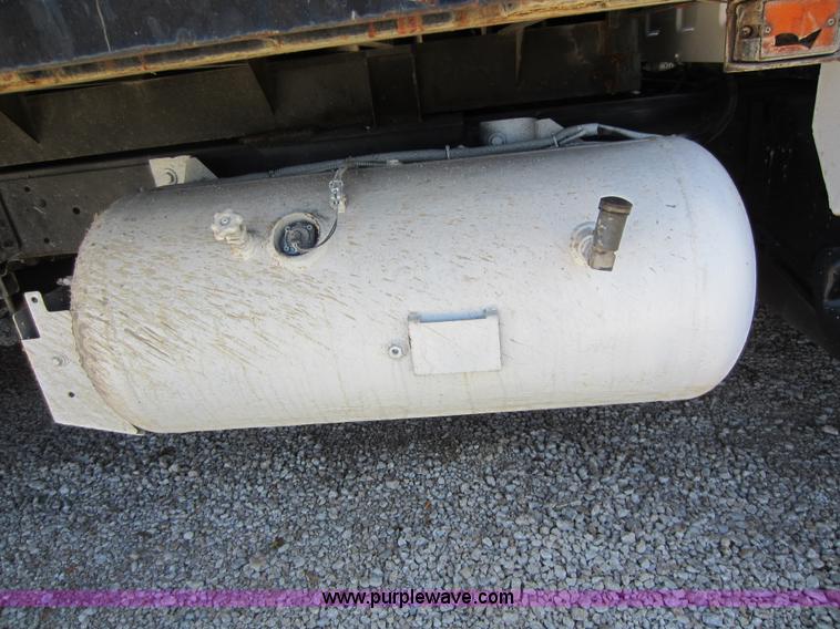 image for item D5543 2004 GMC C5500 dump truck