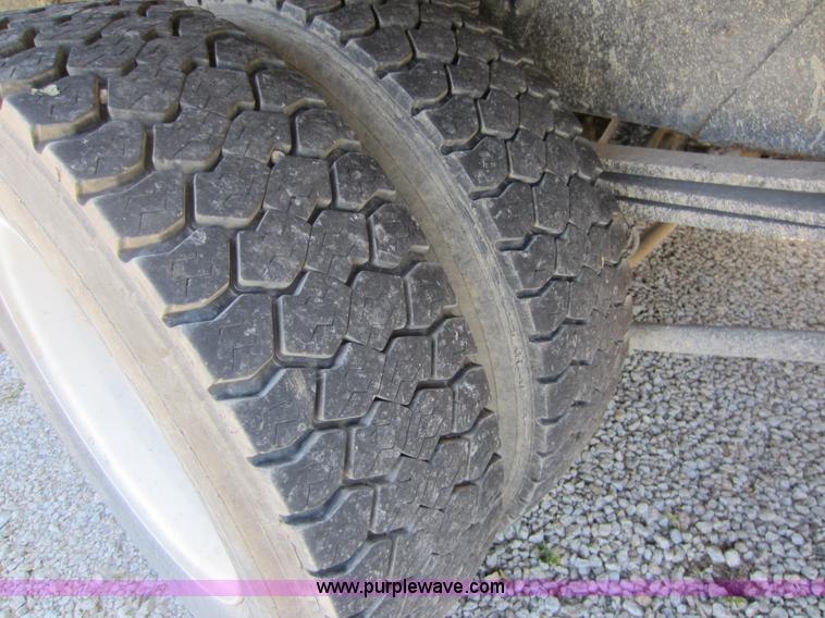 image for item D5543 2004 GMC C5500 dump truck