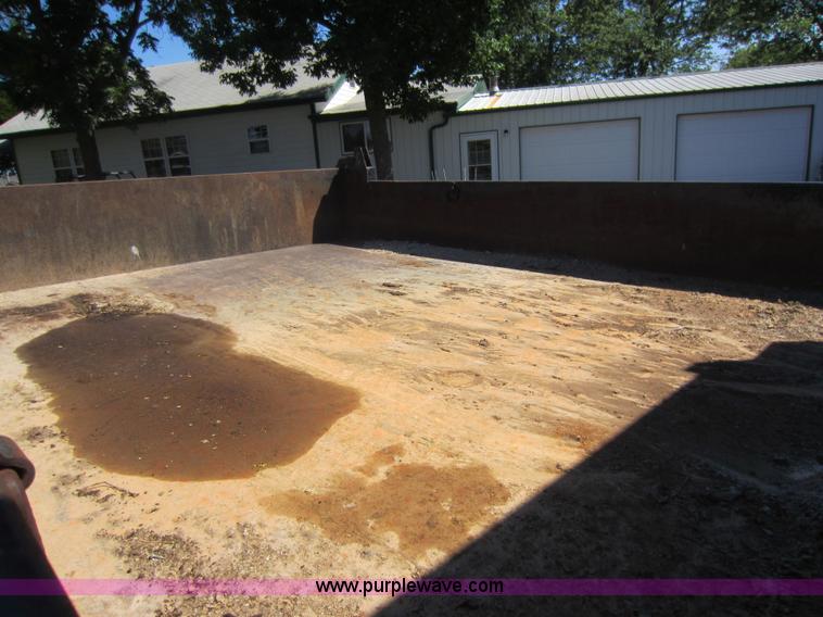 image for item D5543 2004 GMC C5500 dump truck