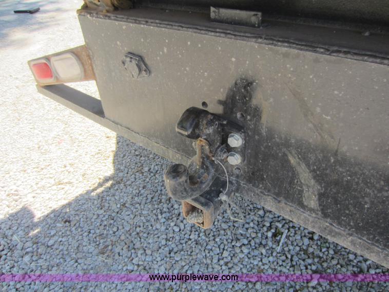 image for item D5543 2004 GMC C5500 dump truck