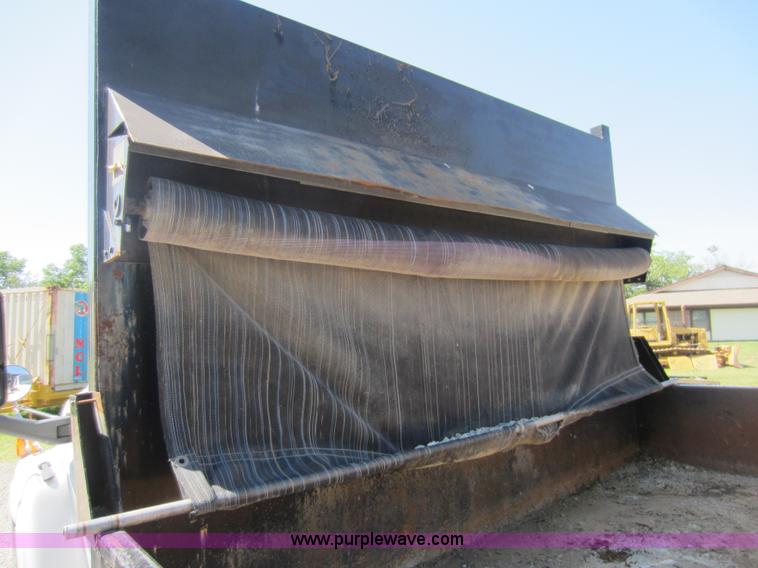 image for item D5543 2004 GMC C5500 dump truck