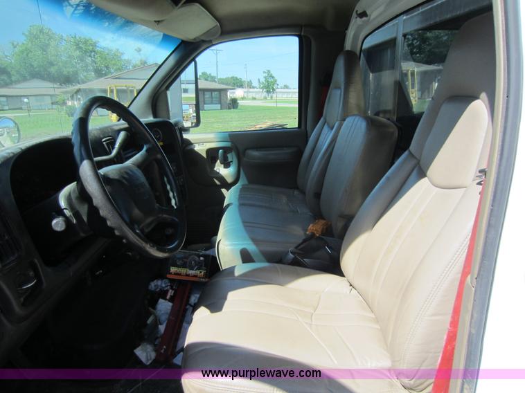 image for item D5543 2004 GMC C5500 dump truck