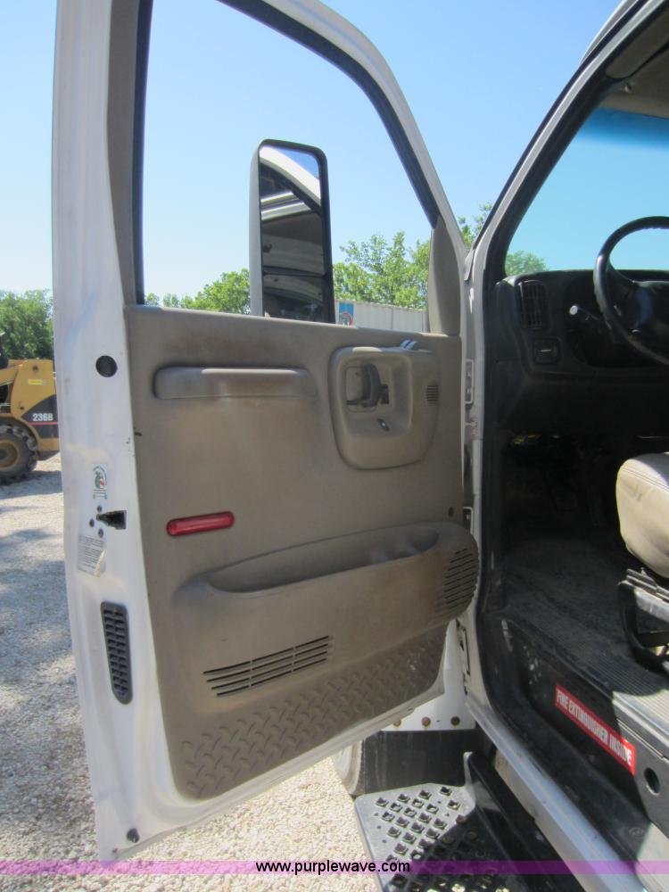 image for item D5543 2004 GMC C5500 dump truck