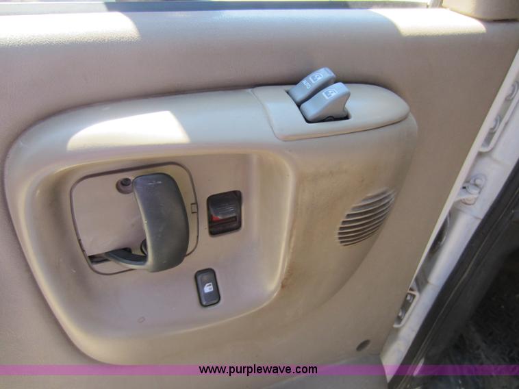 image for item D5543 2004 GMC C5500 dump truck