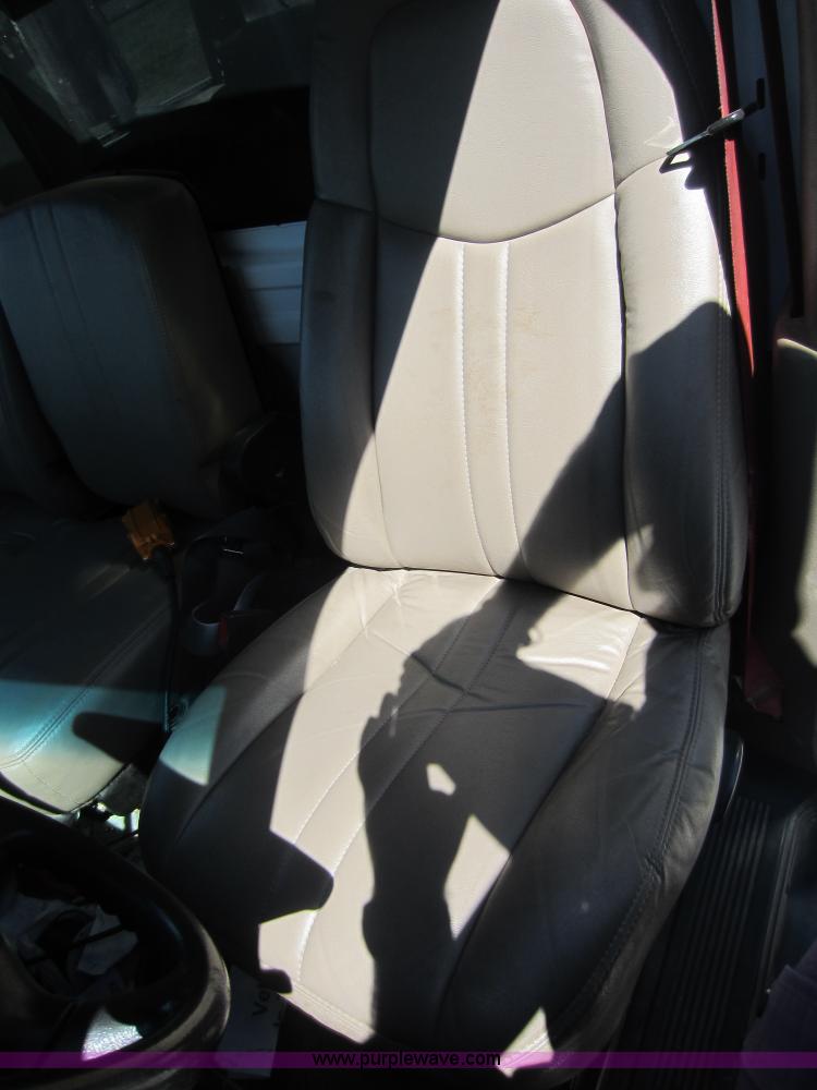 image for item D5543 2004 GMC C5500 dump truck