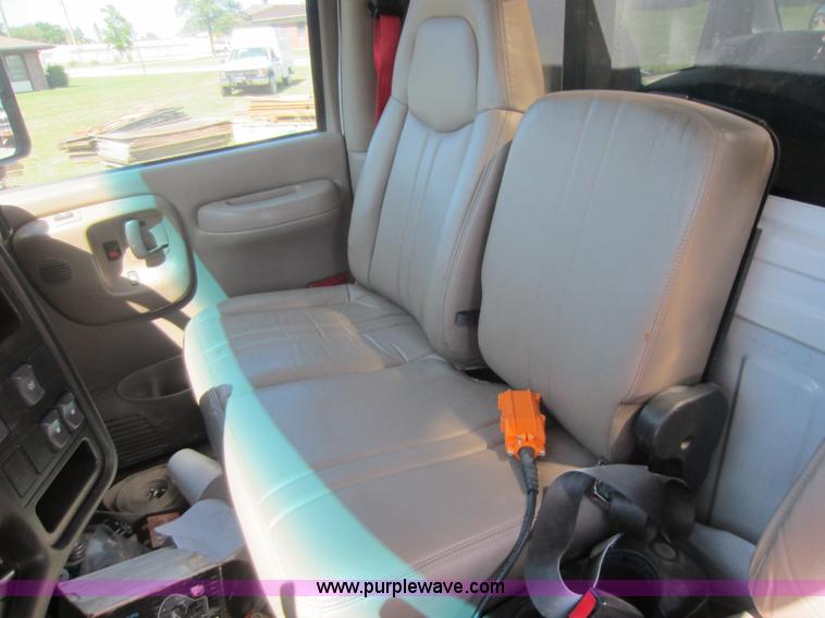 image for item D5543 2004 GMC C5500 dump truck