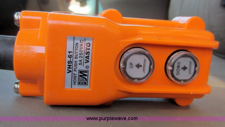 image for item D5543 2004 GMC C5500 dump truck