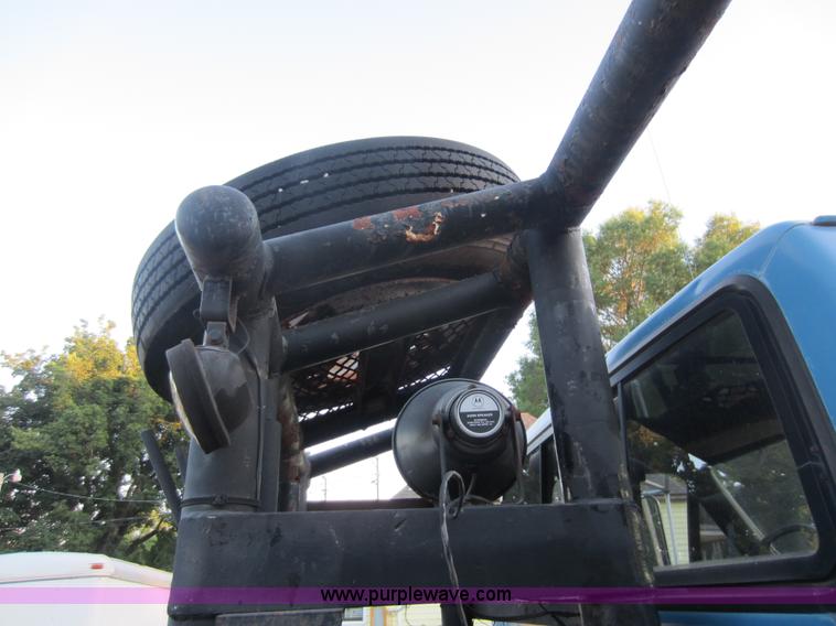 image for item D5545 1994 Ford F600 winch truck