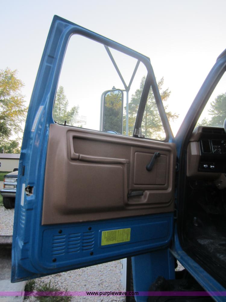 image for item D5545 1994 Ford F600 winch truck