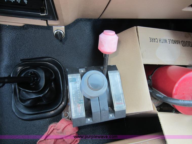 image for item D5545 1994 Ford F600 winch truck