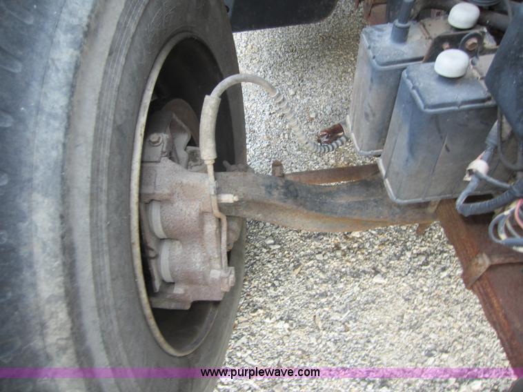 image for item D5545 1994 Ford F600 winch truck