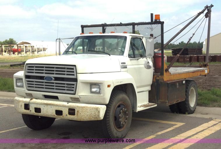 image for item D7933 1990 Ford F700 gin pole truck
