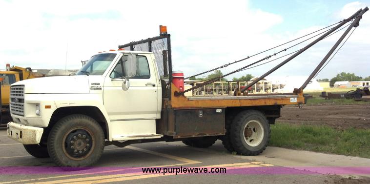 image for item D7933 1990 Ford F700 gin pole truck