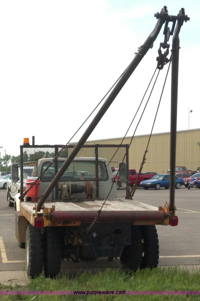 image for item D7933 1990 Ford F700 gin pole truck