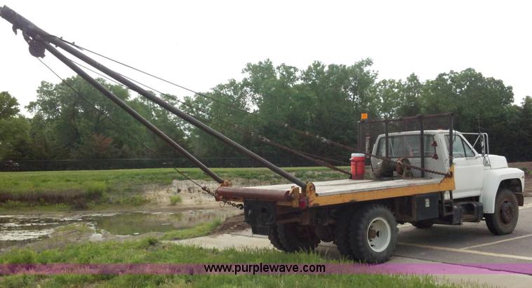 image for item D7933 1990 Ford F700 gin pole truck