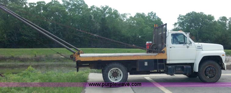 image for item D7933 1990 Ford F700 gin pole truck