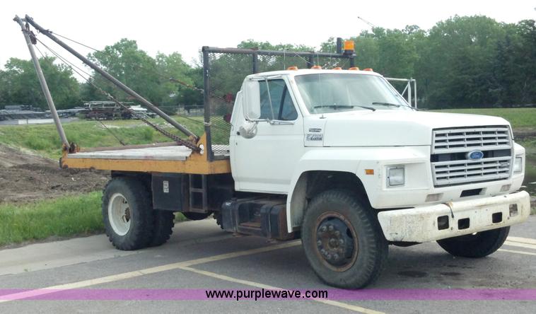 image for item D7933 1990 Ford F700 gin pole truck