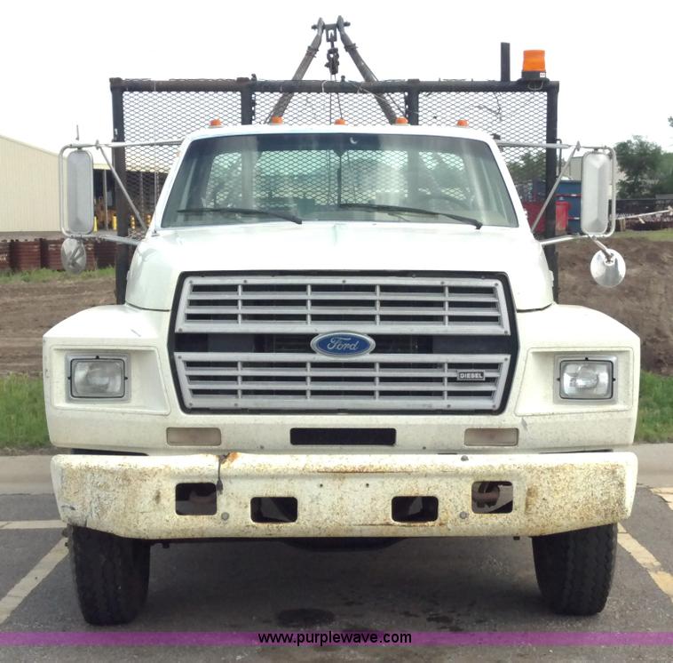 image for item D7933 1990 Ford F700 gin pole truck