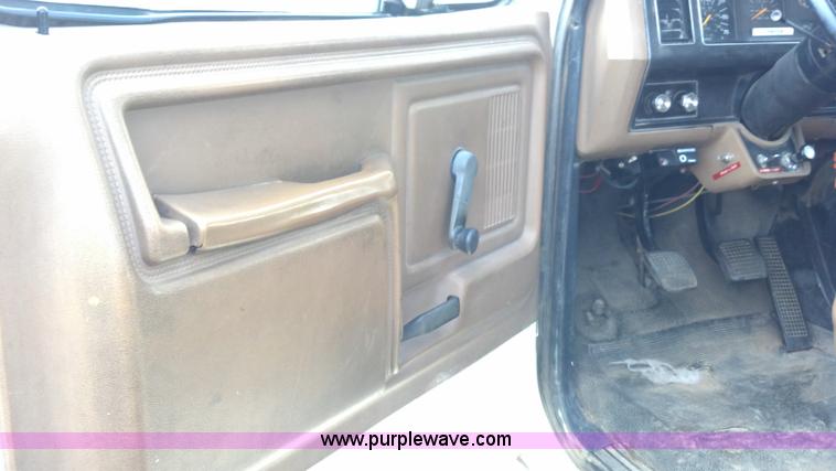 image for item D7933 1990 Ford F700 gin pole truck