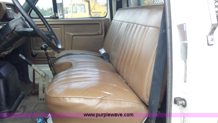 image for item D7933 1990 Ford F700 gin pole truck