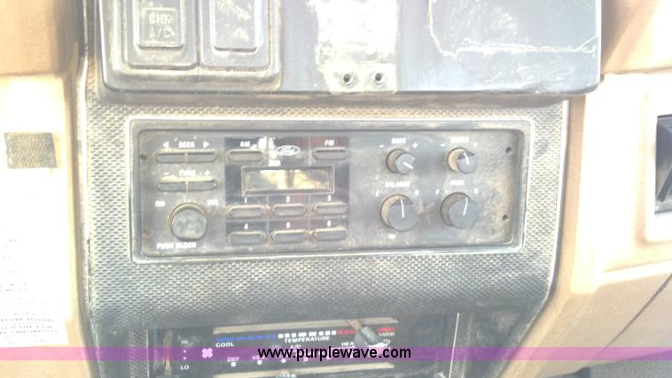 image for item D7933 1990 Ford F700 gin pole truck