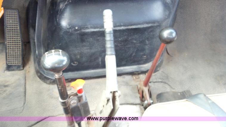 image for item D7933 1990 Ford F700 gin pole truck