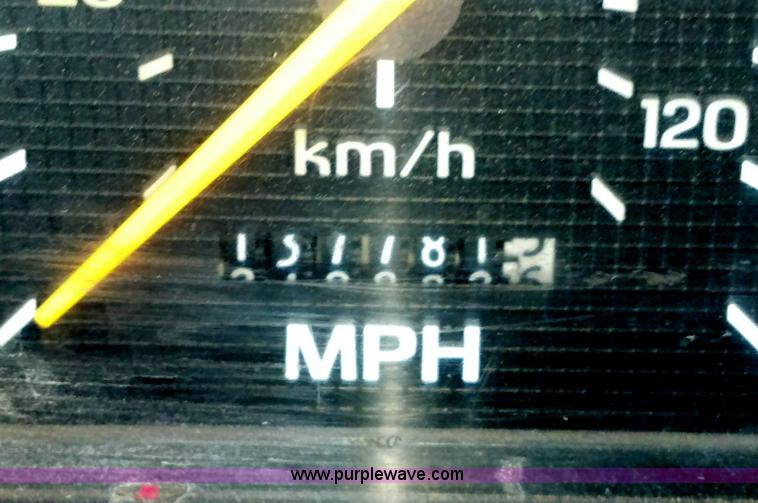 image for item D7933 1990 Ford F700 gin pole truck