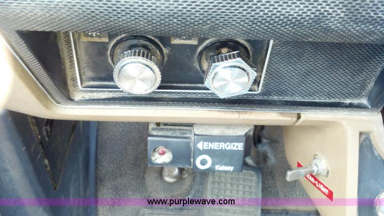 image for item D7933 1990 Ford F700 gin pole truck