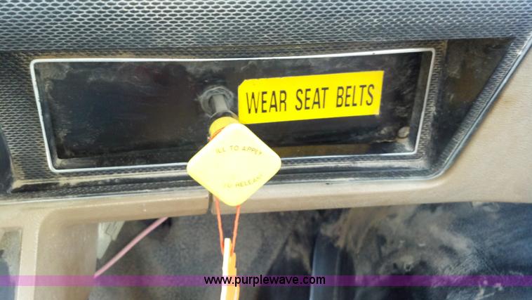 image for item D7933 1990 Ford F700 gin pole truck