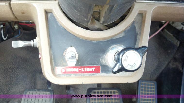 image for item D7933 1990 Ford F700 gin pole truck