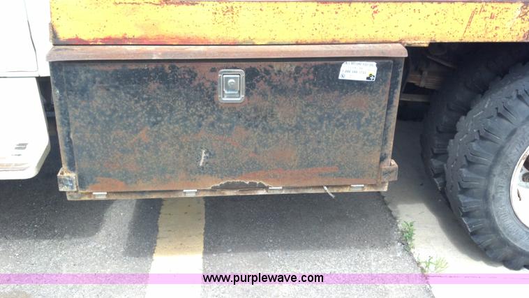 image for item D7933 1990 Ford F700 gin pole truck