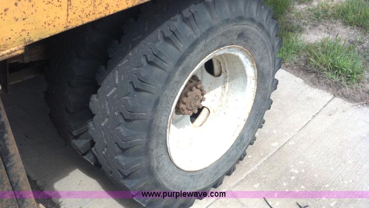 image for item D7933 1990 Ford F700 gin pole truck