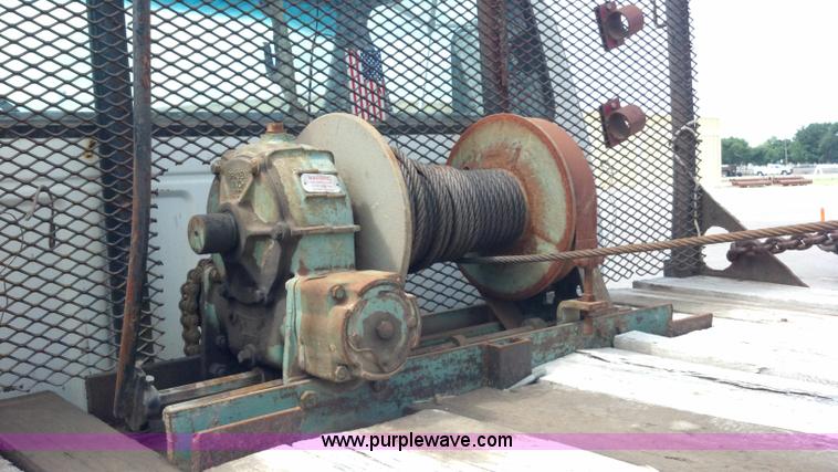 image for item D7933 1990 Ford F700 gin pole truck