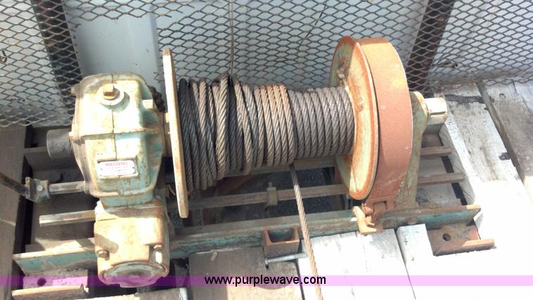 image for item D7933 1990 Ford F700 gin pole truck