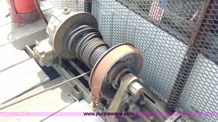 image for item D7933 1990 Ford F700 gin pole truck