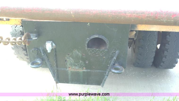 image for item D7933 1990 Ford F700 gin pole truck