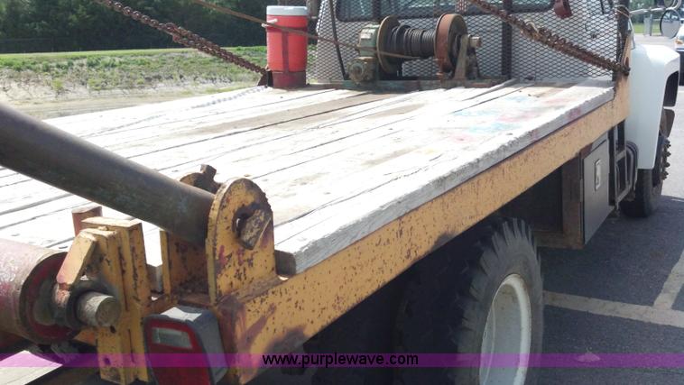 image for item D7933 1990 Ford F700 gin pole truck