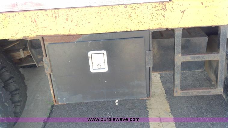 image for item D7933 1990 Ford F700 gin pole truck