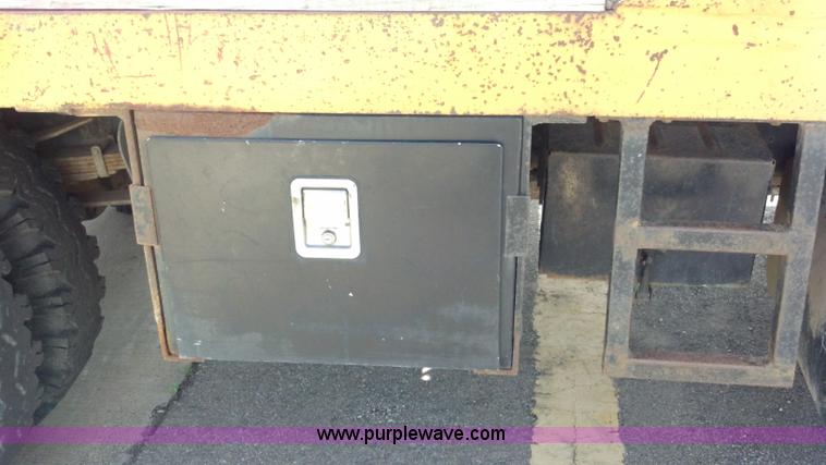 image for item D7933 1990 Ford F700 gin pole truck