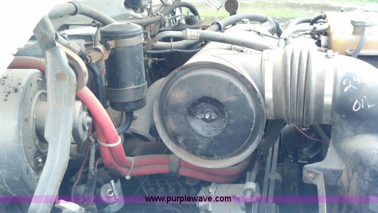 image for item D7933 1990 Ford F700 gin pole truck