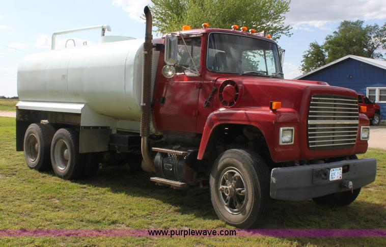 image for item D7996 1993 Ford LT8000 tandem axle water tender truck
